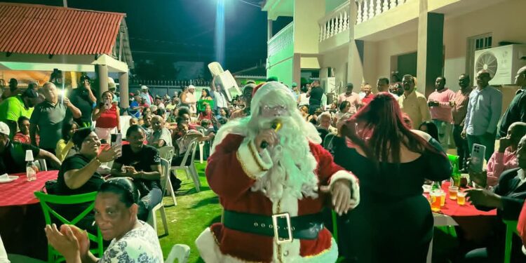 FP reúne a su militancia en un abrazo navideño en Barahona