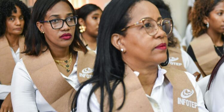 Comunitarios de Boca Chica, son certificados por Infotep