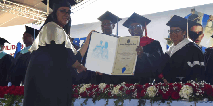 Recinto Barahona inviste 268 profesionales en graduación de Baní