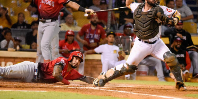 Escogido vence 8-5 Águilas y se mantiene firme en el tercer lugar