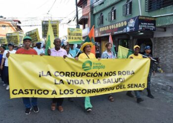 El Frente Amplio realizó su sexta caminata-protesta para exigir castigo total contra todos los responsables del entramado de corrupción que operó en el Seguro Nacional de Salud