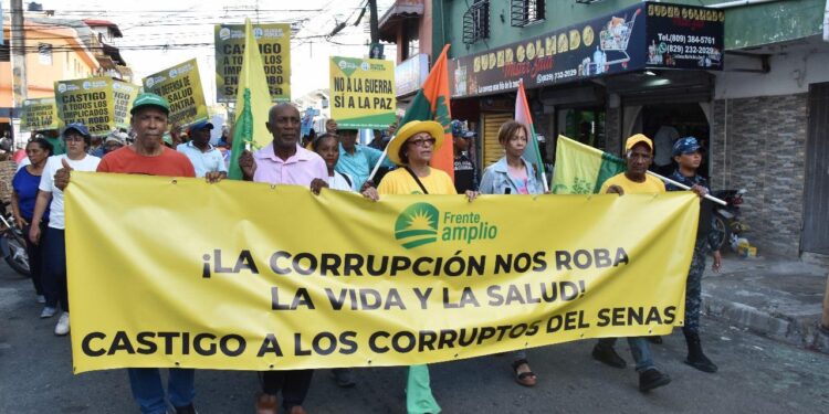 El Frente Amplio realizó su sexta caminata-protesta para exigir castigo total contra todos los responsables del entramado de corrupción que operó en el Seguro Nacional de Salud