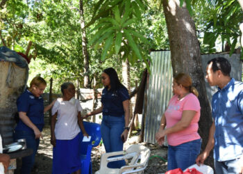 Llevan artículos a Gladys para su cena de Nochebuena