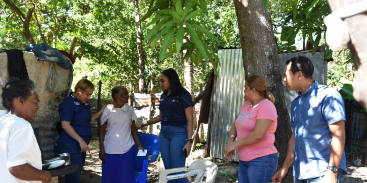 Llevan artículos a Gladys para su cena de Nochebuena