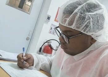 Riesgo compartido en auditoría de laboratorio de microbiología