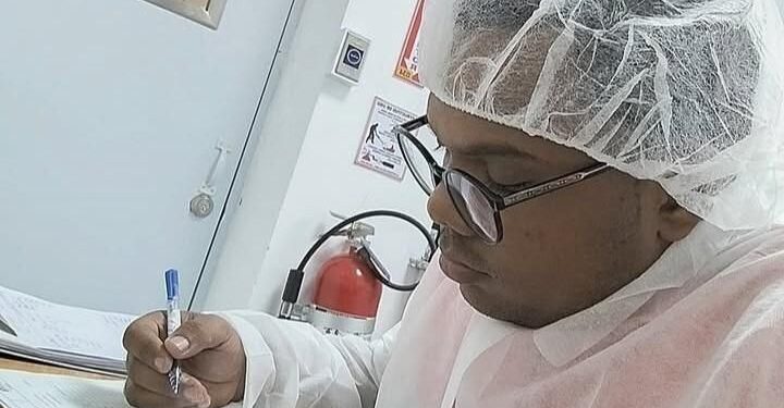 Riesgo compartido en auditoría de laboratorio de microbiología