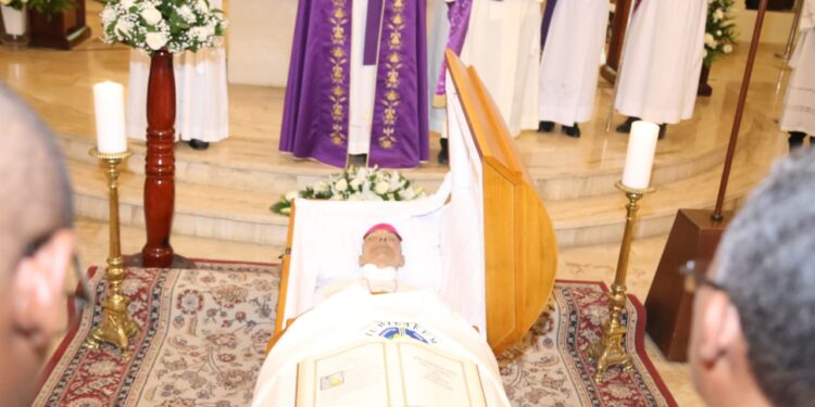 Barahona recibe cuerpo de obispo emérito Felipe Núñez