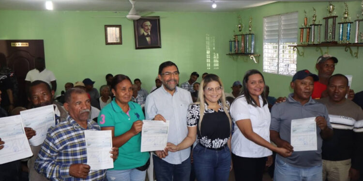 Gobierno indemniza agricultores afectados por Monte Grande