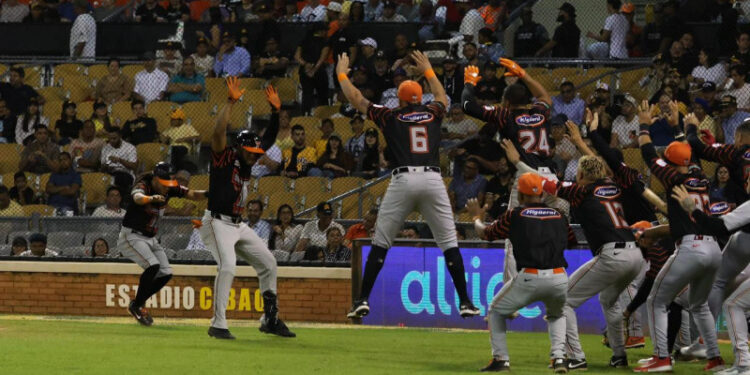 Toros “descuerean” Águilas en su propio nido