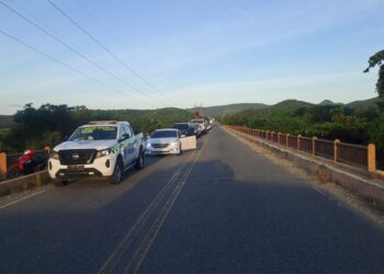 Paralizan tránsito por inundación de la presa de Monte Grande