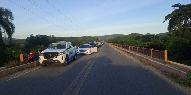 Paralizan tránsito por inundación de la presa de Monte Grande