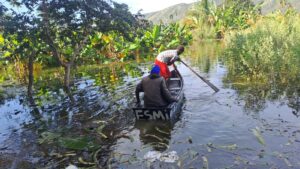Campesinos navegan en yolas y "canoas" para poder sacar los productos agrícolas que pueden sacar de sus parcelas