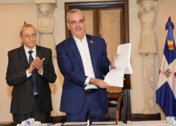 Abinader aprueba reglamento de Contrataciones públicas