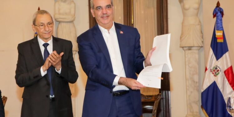 Abinader aprueba reglamento de Contrataciones públicas