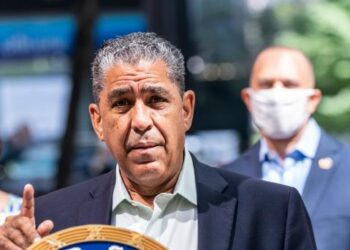 Proyecto de ley busca frenar vigilancia biométrica móvil del DHS