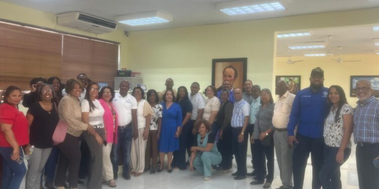 Profesorado UASD Recinto Barahona recibe con candidatos