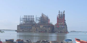 Medio Ambiente niega contaminación de barcazas en Los Negros