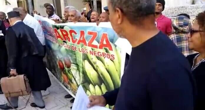 Comunitarios de Los Negros exigen traslado de barcazas