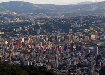 Reportan explosiones en Caracas; Petro alerta ONU y OEA
