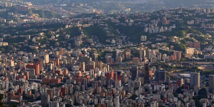 Reportan explosiones en Caracas; Petro alerta ONU y OEA