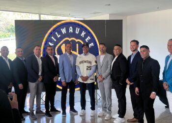 Diego Frontado firma contrato con los Cerveceros de Milwaukee