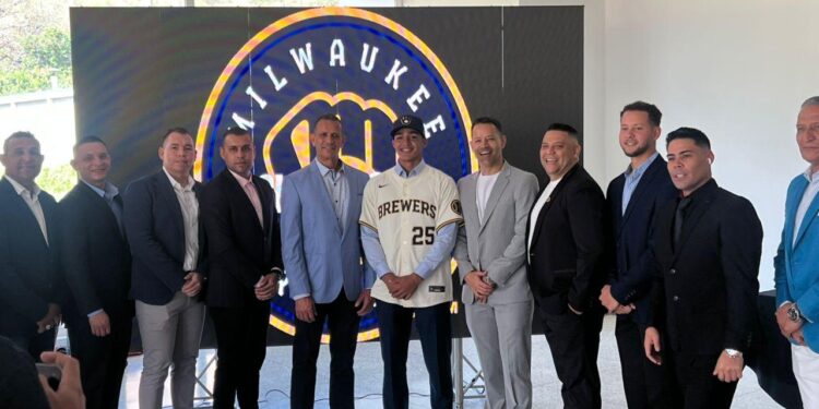 Diego Frontado firma contrato con los Cerveceros de Milwaukee