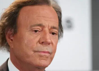 Julio Iglesias niega abusos sexuales a dos extrabajadoras