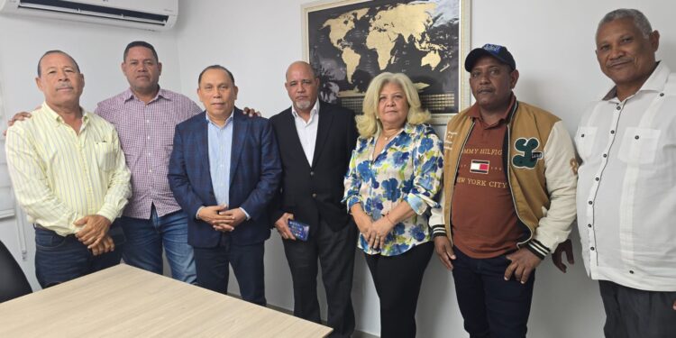 Fuerza del Pueblo juramenta nuevos miembros en Bahoruco