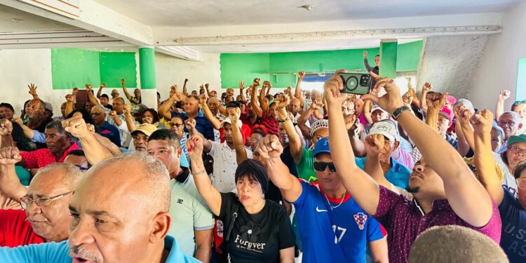 Fuerza del Pueblo juramenta exdirigentes PRM y PLD en Enriquillo