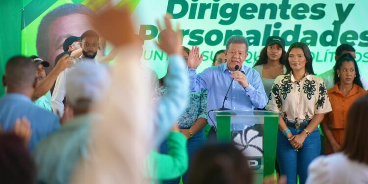 Leonel Fernández retoma juramentaciones de nuevos miembros