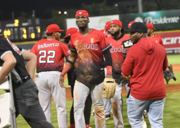 Leones del Escogido vencen a los Toros del Este