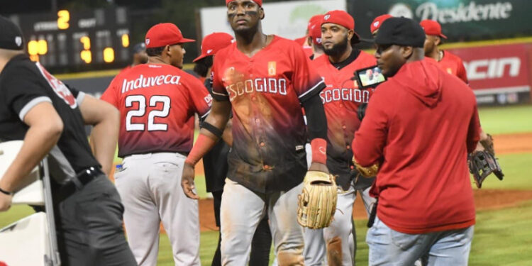 Leones del Escogido vencen a los Toros del Este