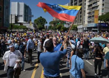 Miles marchan en Caracas por la liberación de Nicolás Maduro