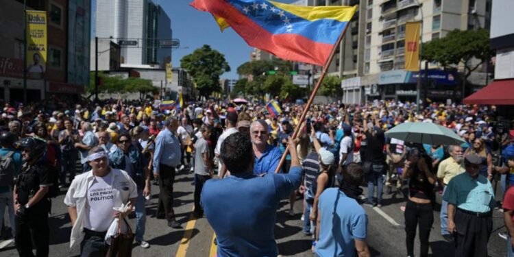 Miles marchan en Caracas por la liberación de Nicolás Maduro