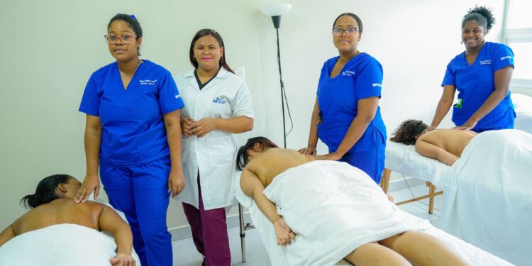 Formar en masajes prepara talento local para turismo Pedernales