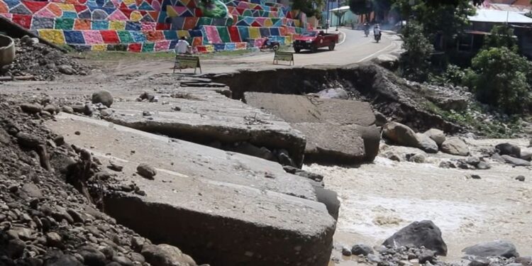 Sacerdote denuncia pagan fondos millonarios por obras viales sin ejecutar en Azua