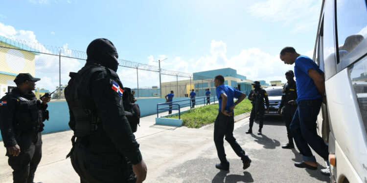 DGSPC traslada 400 privados de libertad a Las Parras