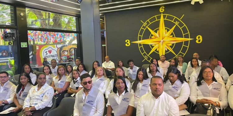 UASD e INFOTEP entregan 54 técnicos en cultura y servicios turísticos en Pedernales