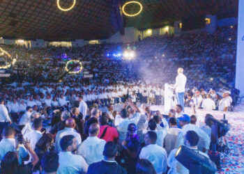 Luis Abinader «piropea» base del PRM en aniversario