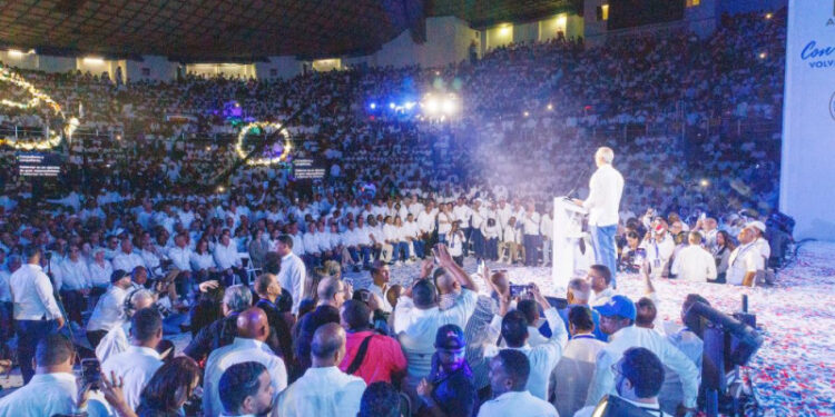 Luis Abinader «piropea» base del PRM en aniversario