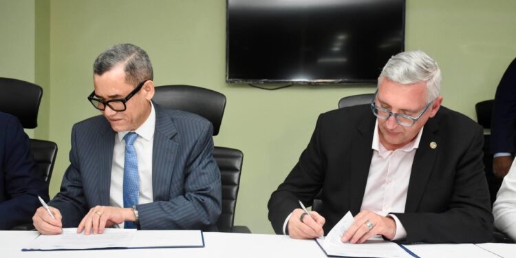 Trabajo e ITF firman acuerdo para fortalecer derechos en el transporte