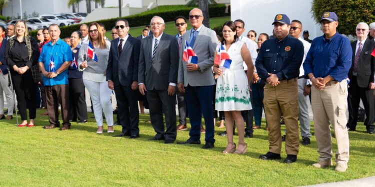Santos de los Últimos Días honran Bandera Nacional