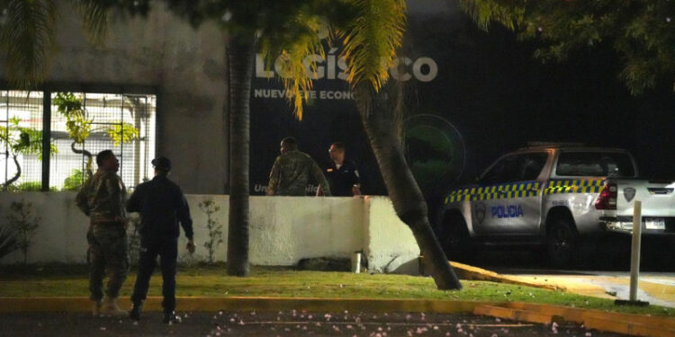 Joven cae al vacío en Ágora Malla