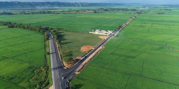 Abinader inaugura carretera Villa Riva