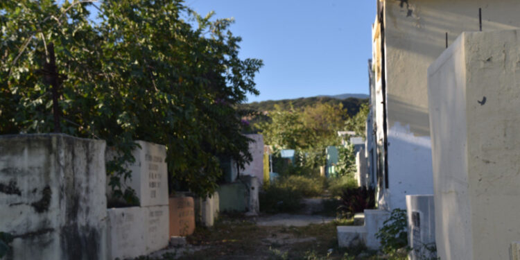 Cementerios de Barahona están abandonados