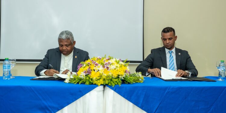 Cámara de Comercio y UCATEBA firman convenio estratégico