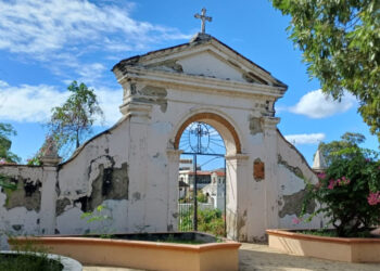 Cementerio viejo de Baní en abandono y ruinas total