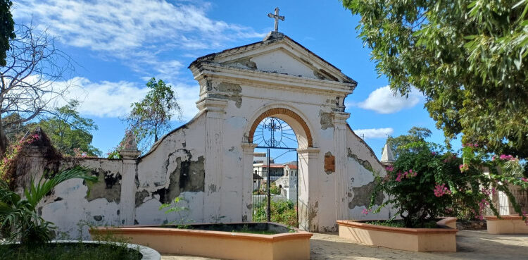 Cementerio viejo de Baní en abandono y ruinas total