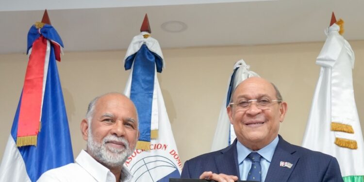 ADP rechaza fusión de ministerios a Rafael Santos