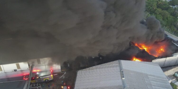 Incendio en fábrica de Haina moviliza al 911 RD
